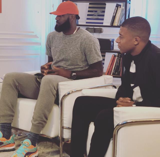 LeBron James og Kylian Mbappé bytter drakt